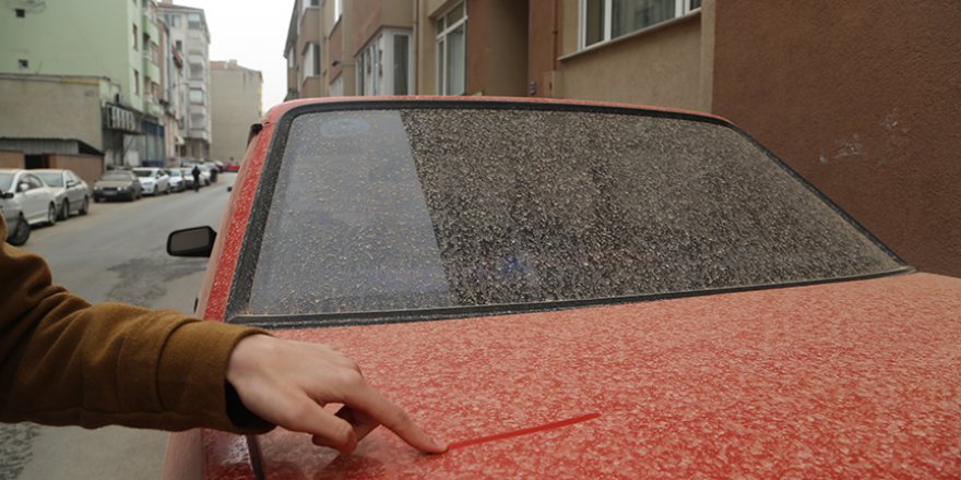 Gökten çamur yağdırılınca oto yıkamacıların yüzü güldü