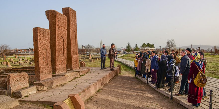 'Osmanlı Kültürel Mirası İzinde' Bitlis'teki Ahlat Selçuklu Mezarlığı'nı gezdiler