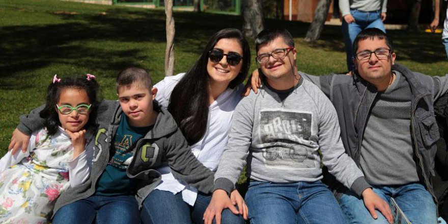 Topladığı yardımlarla çocuklara mutluluk dağıtıyor