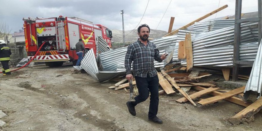Şiddetli fırtına Erzurum'da çatıları uçurdu