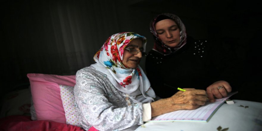 ALS hastası yaşlı kadın yatağında okuma yazma öğrendi