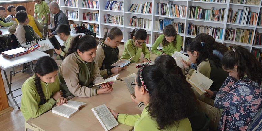 Muhtarın mini kütüphanesine destek yağdı