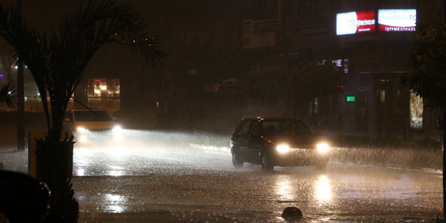 Antalyalıların sağanak yağmurla imtihanı