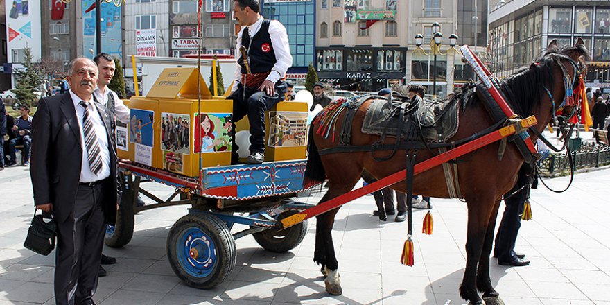 At arabası ve eşekten gezici kütüphane yaptılar