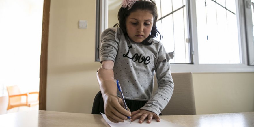 Suriyeli çocuğun yüzü protez kolla güldü