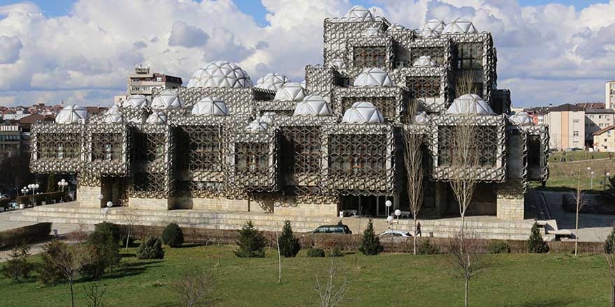 Priştine'nin sembolü: '99 kubbeli Kütüphane'