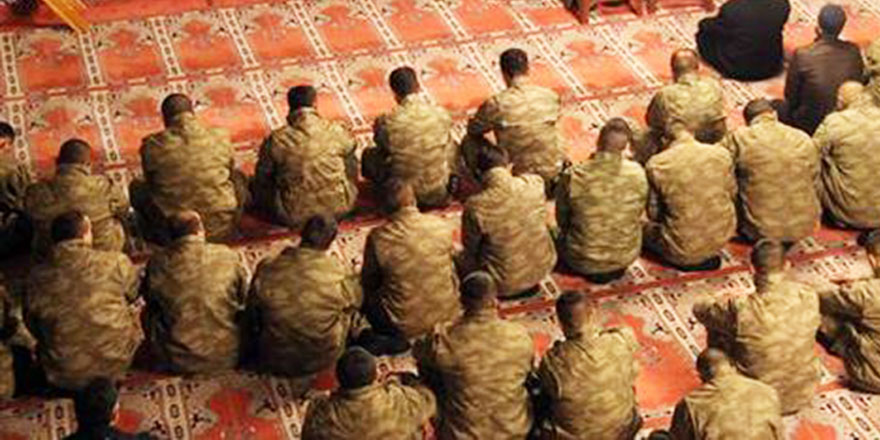 Cemaatle namaz kılan askerleri tehdit eden komutana hapis cezası