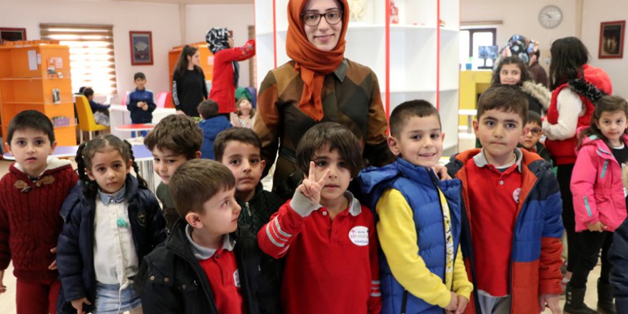 Bu kütüphanede çocuklar hem öğreniyor, hem oyun oynuyor