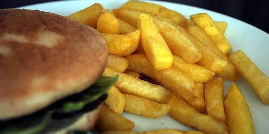 Ünlü Fast-Food zincirinde skandal: Fareler ekmeklerin üzerinde geziyor