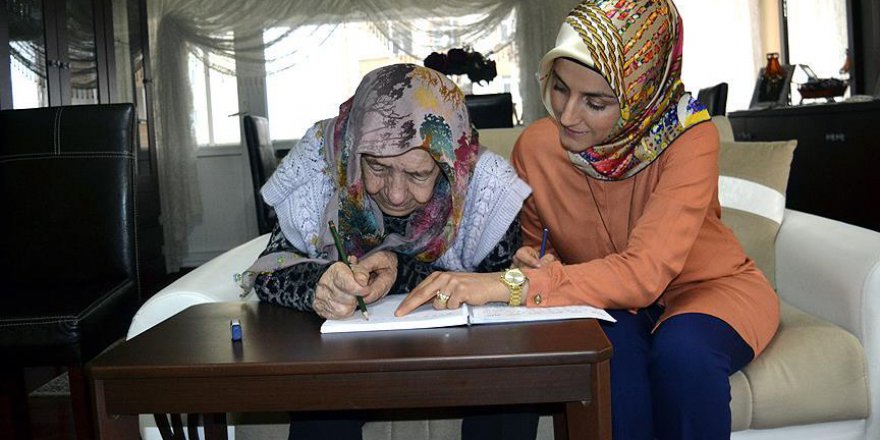 88 yaşında okumayı öğreniyor