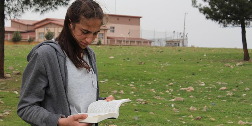 Koyun otlatırken kitap okuyan Kader'e ödül