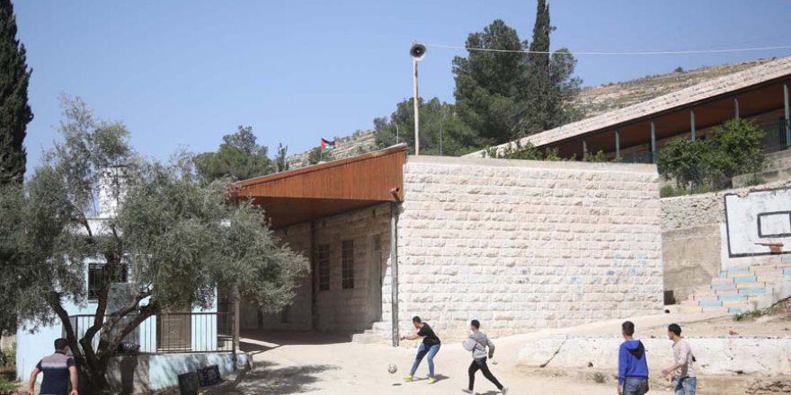 Filistinli öğrenciler, "İsrail askerlerinin tacizi altında" eğitimlerini sürdürüyor