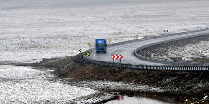 Nisan'da yağdırılan kar Doğu Anadolu'daki ulaşımı olumsuz etkiledi