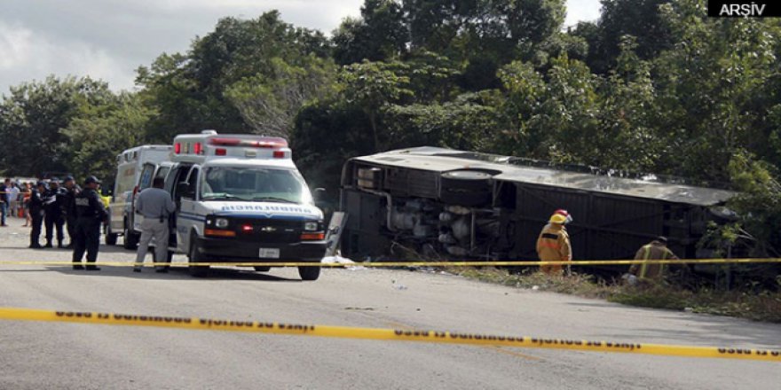 Meksika'da yolcu otobüsü devrildi