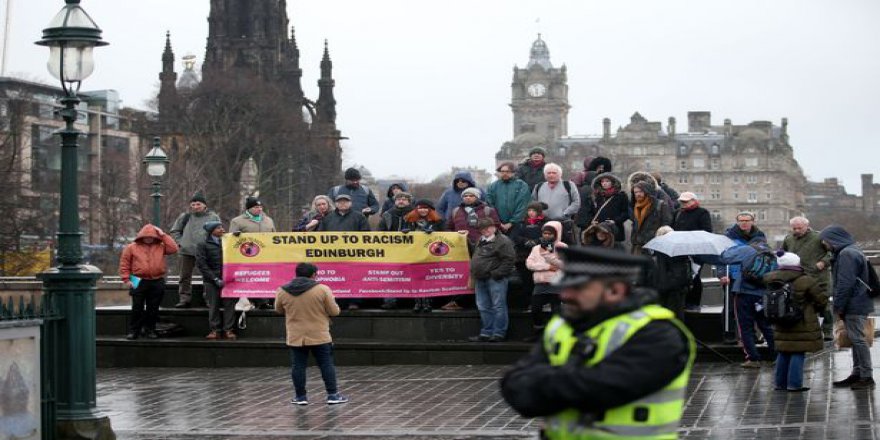 İskoçya'da Müslümanlar çocuklarını dışarı çıkarmaya korkuyor
