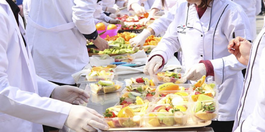 Ankaralı öğrenciler ücretsiz meyve ile güldü