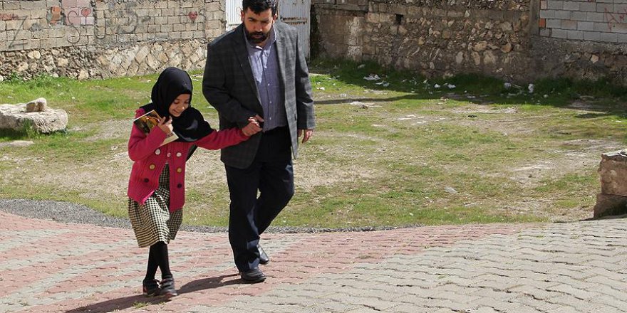 Türkiye'nin 4 sıra dışı okurundan 12 yaşındaki Mardinli Emine, kekemeliği okumakla yendi