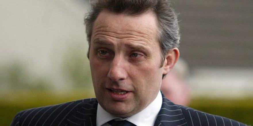 Müslümanlara iftira atan tweeti paylaştı partisinden atıldı