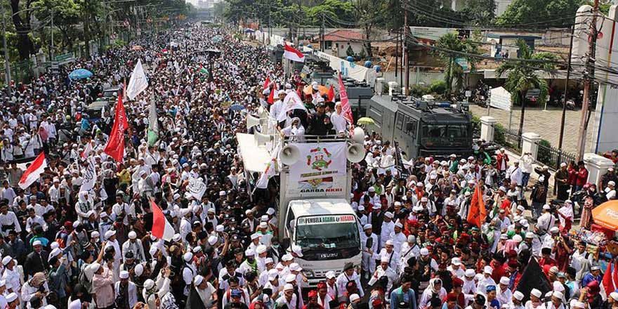 'İslam'a hakaret'e edilince sokağa döküldüler