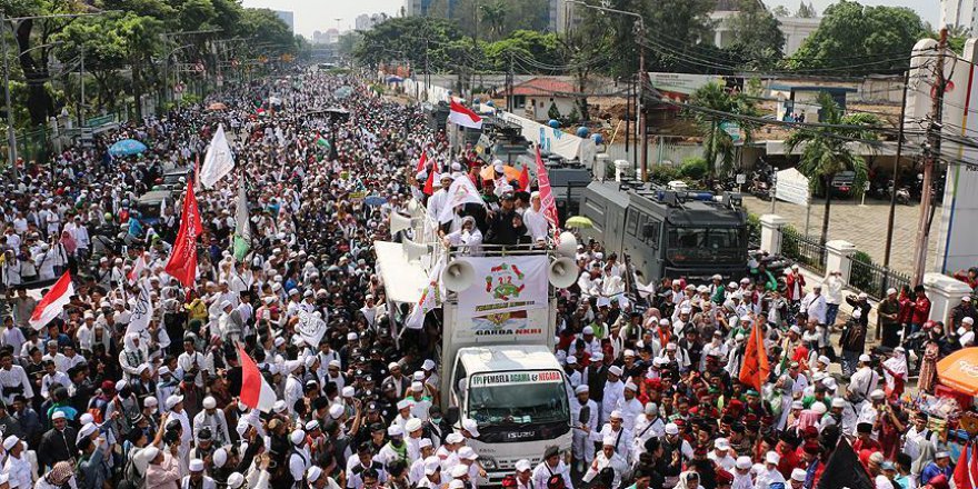Endonezya'da İslam'a hakaret karşısında büyük protestolar