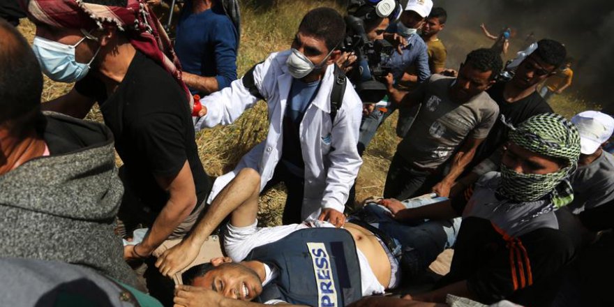 Gazze sınırında yaralanan Filistinli gazeteci de şehit oldu