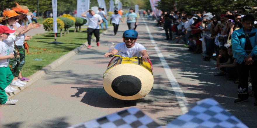 Üniversite öğrencileri atıklardan araba yaptı