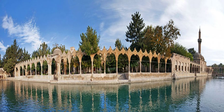 Balıklıgöl'ü gezen turistler Kur'an dinliyor