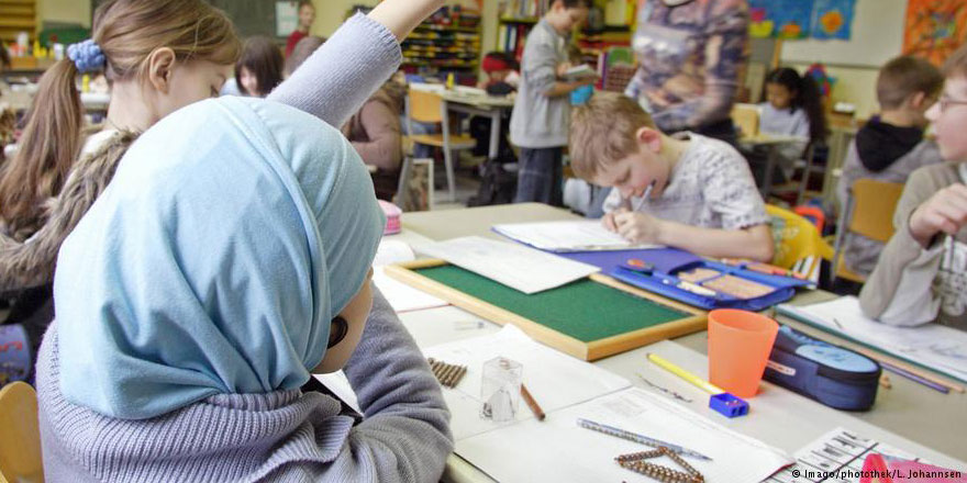 İzmir'de başörtülü öğrenciyi okula almayan ilkokul yöneticisi ve öğretmen açığa alındı
