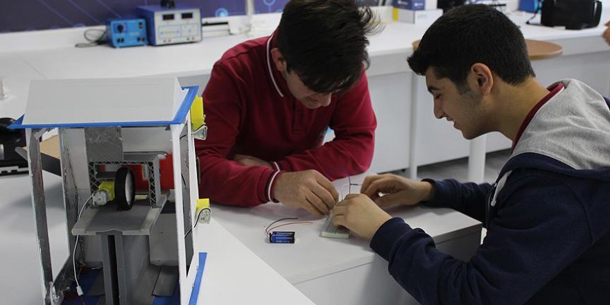 Lise öğrencileri 'parayı temizleyen cihaz' yaptı