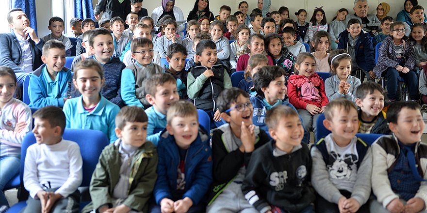 Köy çocuklarını tiyatroyla tanıştırıyorlar