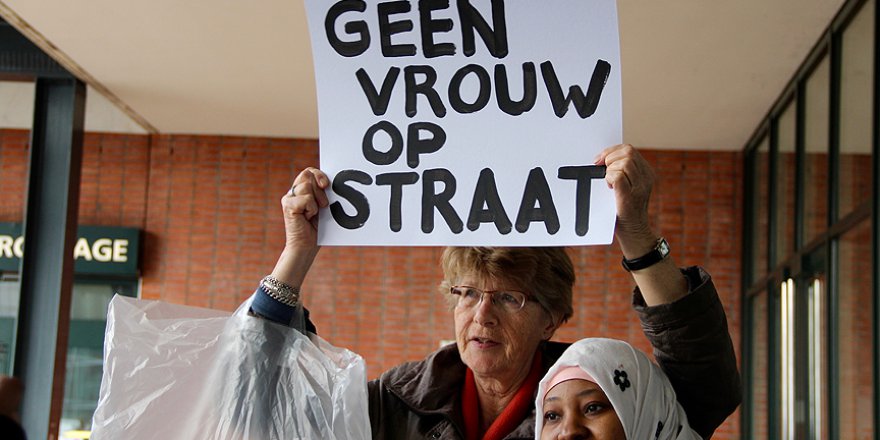 Hollanda'da sığınmacılardan 'barınma' gösterisi
