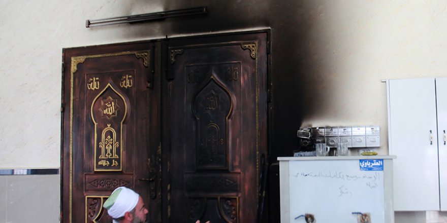 İşgalciler Batı Şeria'da cami girişini ateşe verdi