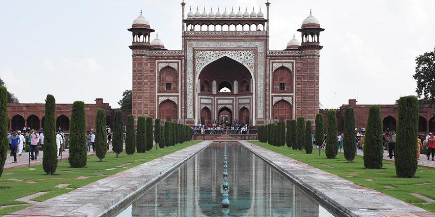 Tac Mahal'in minareleri devrildi