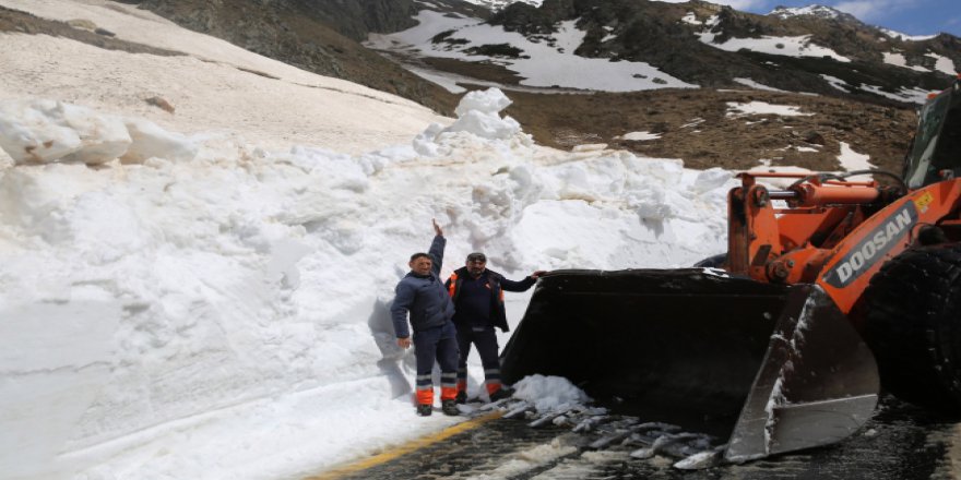 Ovit Dağı'nda karla mücadele baharda da devam ediyor