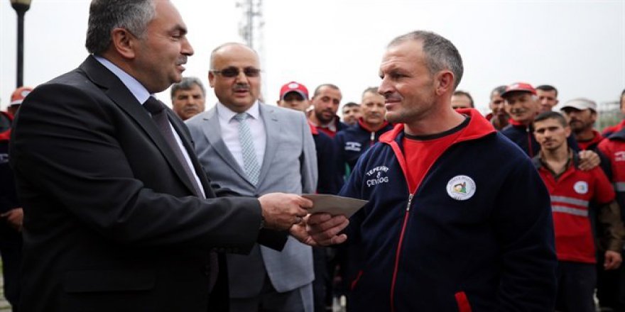 Para ve altın dolu çantayı polise teslim etti