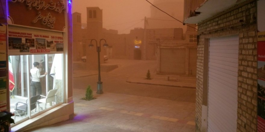 İran'daki kum fırtınası hayatı felç etti