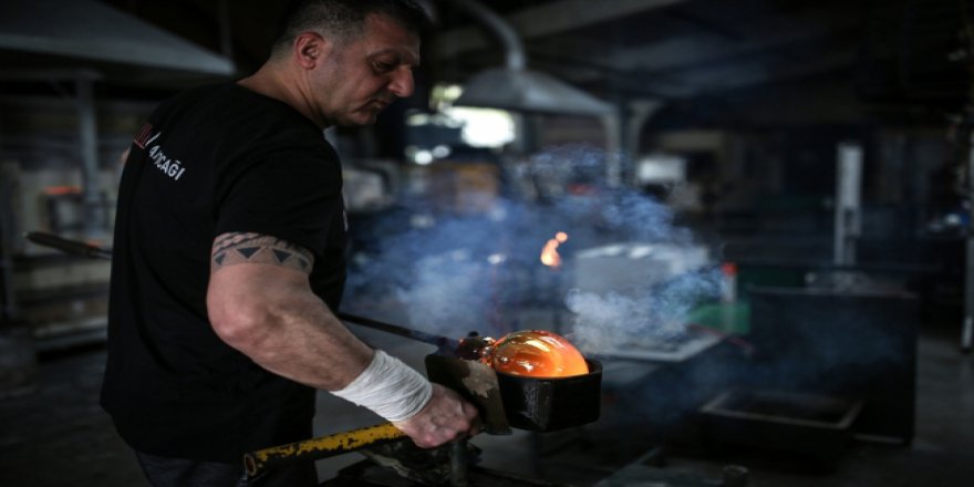 Bir nefesle camı sanata çeviriyor