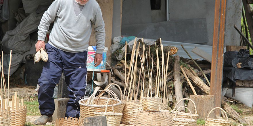 'Bekir Dede' sepetlerini 72 yıldır sevgiyle örüyor