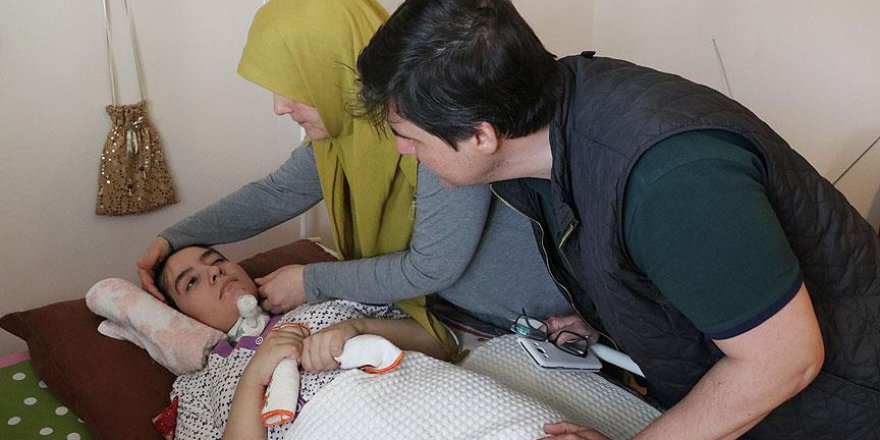 Yatağa bağımlı kızlarına uzanacak şifa elini bekliyorlar