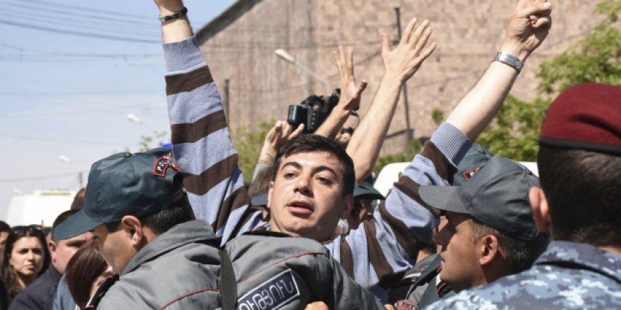 Ermenistan'da binlerce gösterici 6 gündür sokaklarda