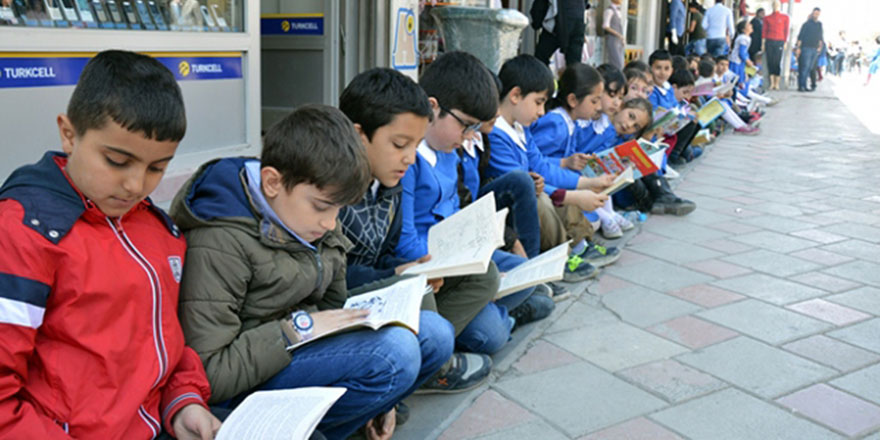 Ağrı'da iki bin öğrenci caddede kitap okudu