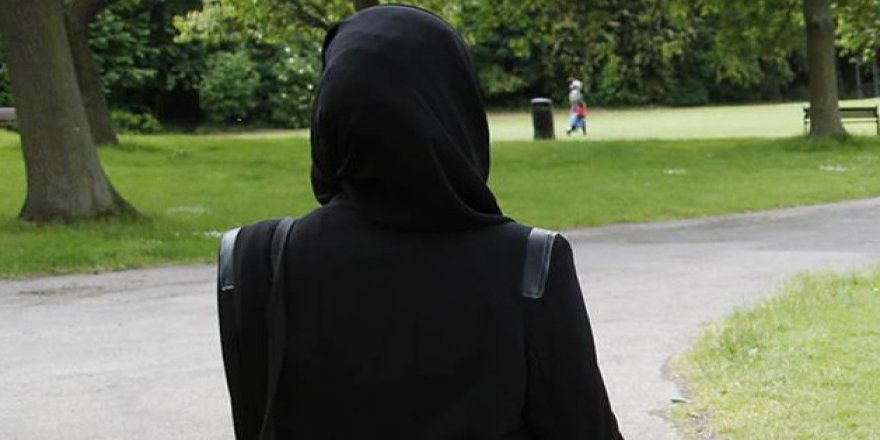 İşte Fransız adaleti: Erkeklerle tokalaşmayan Müslüman kadını vatandaşlıktan çıkaracaklar