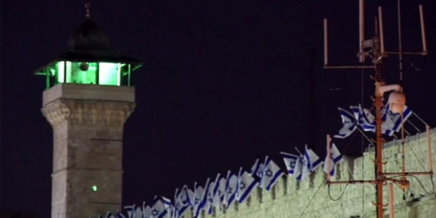 İşgalci Yahudiler camiye İsrail bayrağı astı