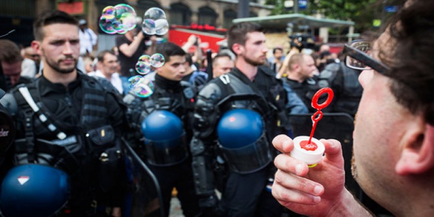 Fransa'da grevciler hükümete karşı birleşiyor