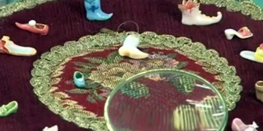 Dünya’nın en küçük ayakkabıları sergilendi