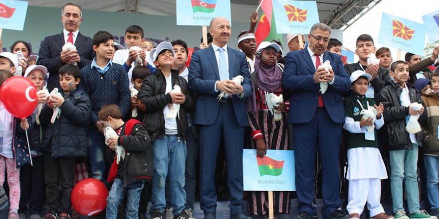 12 ülkeden gelen 80 yetim çocuk, barış güvercini uçurdu