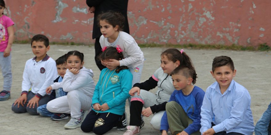 Minikler eski zaman oyunlarıyla eğleniyor