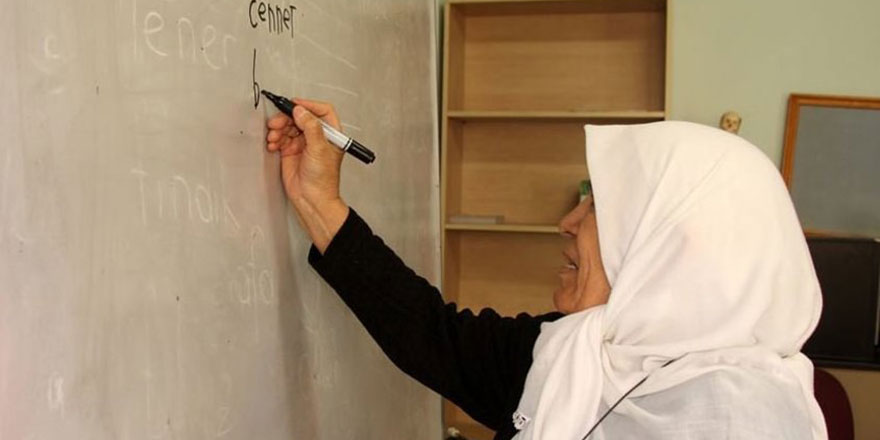 Cennet Teyze, 73 yaşında okuma yazma öğreniyor