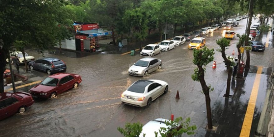 Aniden bastıran sağanak sonucu hastaneyi su bastı