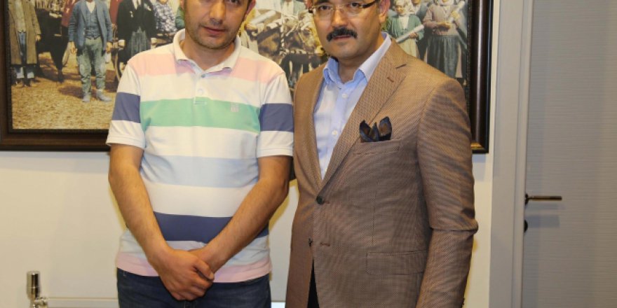 Çöpte bulduğu yüklü miktar parayı görevlilere teslim etti